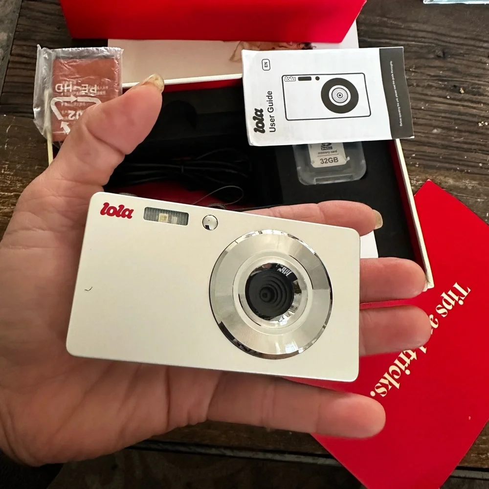Lola Compact White Digital Camera Bundle